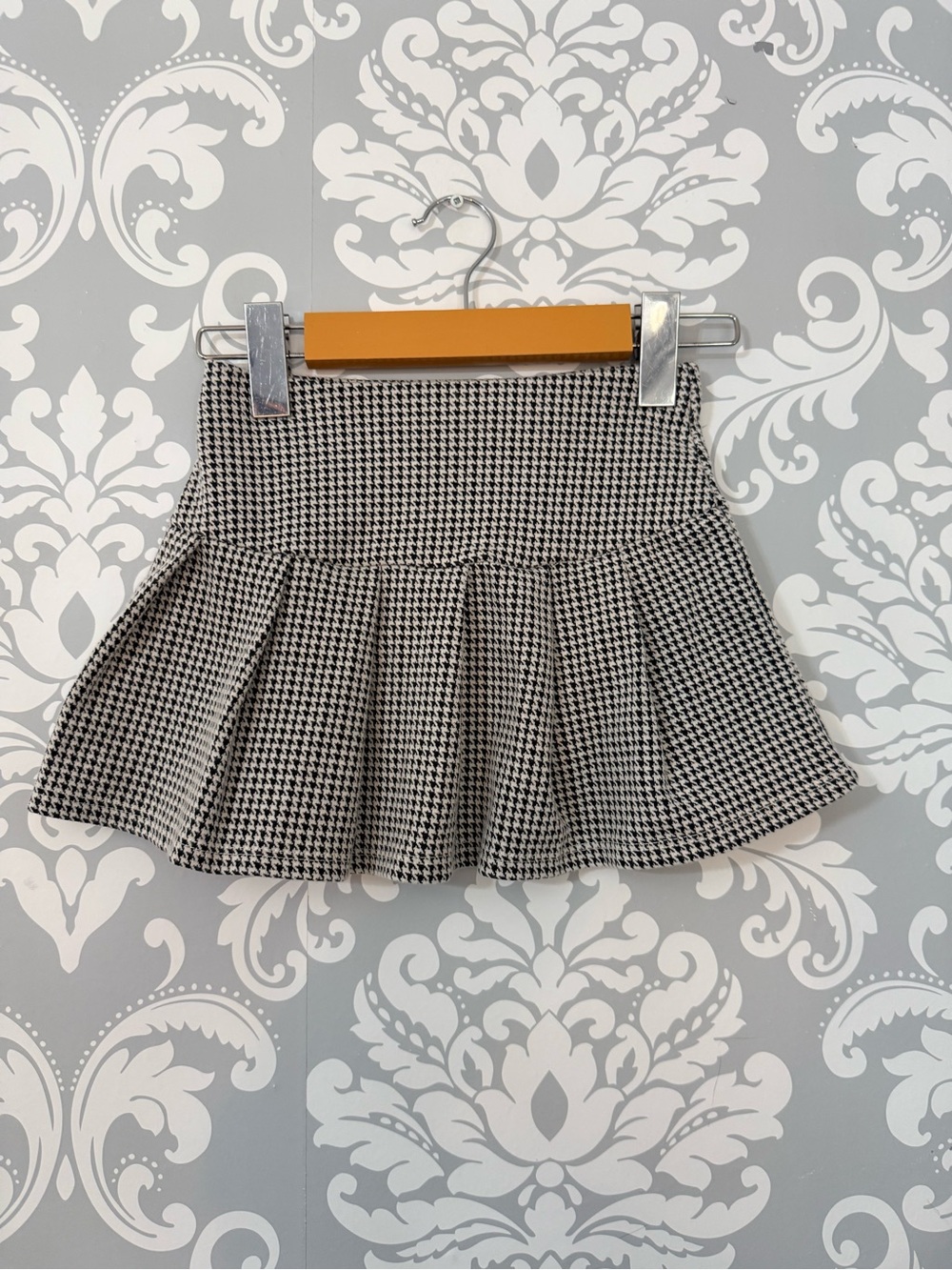💫10/$25 • H&M Houndstooth Pleated Mini Skirt - Black and White